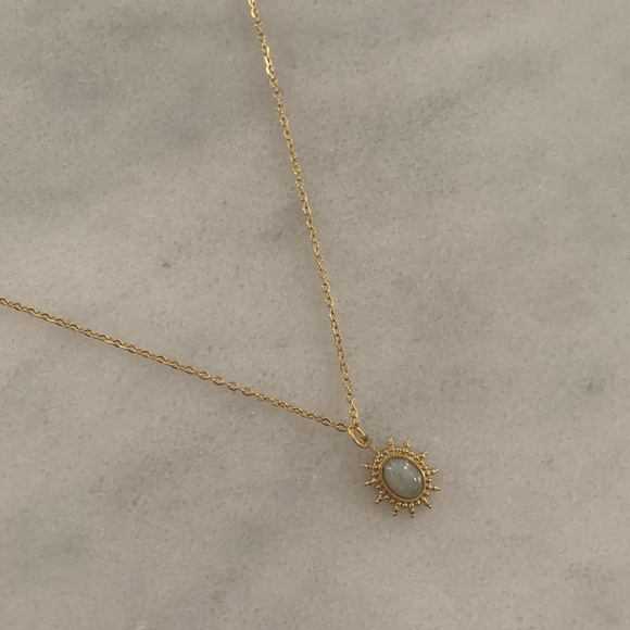 New Drop! Gold Vintage Style Star Burst Pendant Necklace Brand New - Picture 2 of 4